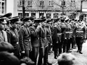 Stadtbegehung, Sowjetarmee, Apell auf dem Peitzer Markt - Peitz, Brandenburg, DDR 1965-1969