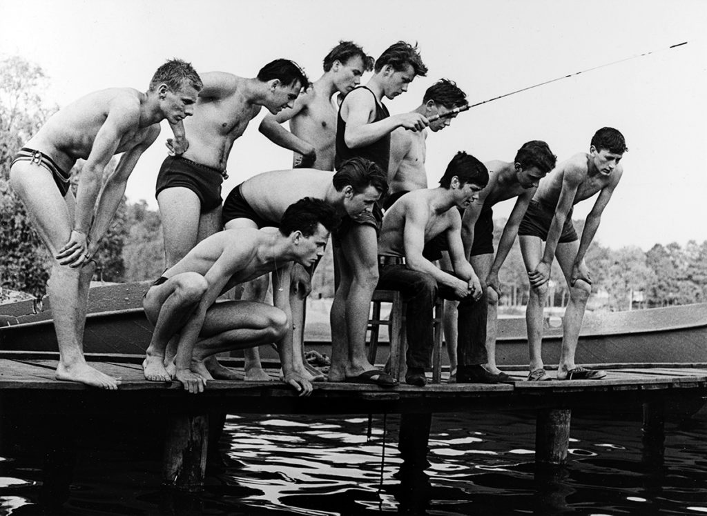 Die Angler, Freizeit während der vormilitärischen Ausbildung. Lehrlinge vom VEB Kraftverkehr Cottbus - Goyatz, Brandenburg, DDR 1965-1970