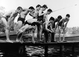 Die Angler, Freizeit während der vormilitärischen Ausbildung. Lehrlinge vom VEB Kraftverkehr Cottbus - Goyatz, Brandenburg, DDR 1965-1970
