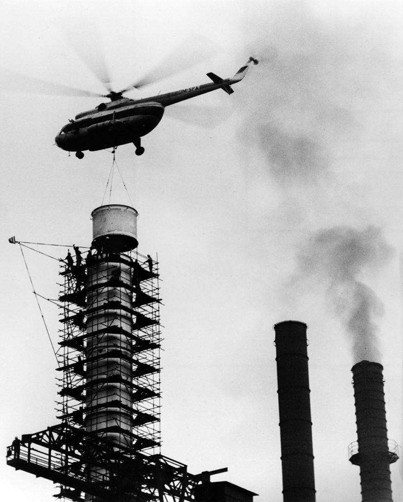 Schornsteinmontage mit Hubschrauber, Bau Cottbuser Heizkraftwerk - Cottbus, Brandenburg, DDR 1967