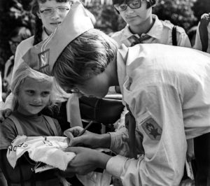 Pioniere, 6. Pioniertreffen, ein Autogramm für Antje von einem Leninpionier – Burg (Spreewald), Brandenburg, DDR (06.08.1970)