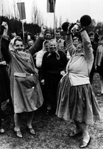 Volksfest, Hantel wiegt über einen Zentner und wurde von dieser Frau (über 70) mehrmals gestemmt – Briesen, Brandenburg, DDR (1970er Jahre)