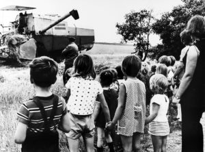 Kindergarten besichtigt Ernteeinsatz mit Mähdrescher – Goyatz, Brandenburg, DDR (1970er Jahre)