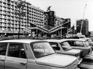Cottbuser Promenade mit Wartburg und Trabant - Cottbus, Brandenburg, DDR 1970er