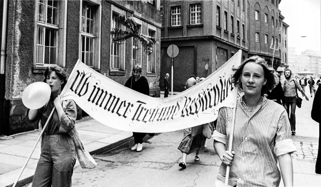 Der Text: "Üb immer Treu und Redlichkeit" nach einem vertonten Gedichttext von Ludwig Hölty, ironisch gemeint, Demo zur Wendezeit 1989, hinter dem Schauspielhaus – Dresden, Sachsen, DDR (1989)