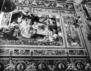 Wiederaufbau der Semperoper von 1977 bis 1985 Bühnenvorhang der Semperoper, gemalt im Palais im Großen Garten 1984