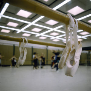 Ballettsaal, Balletschuhe an der Stange