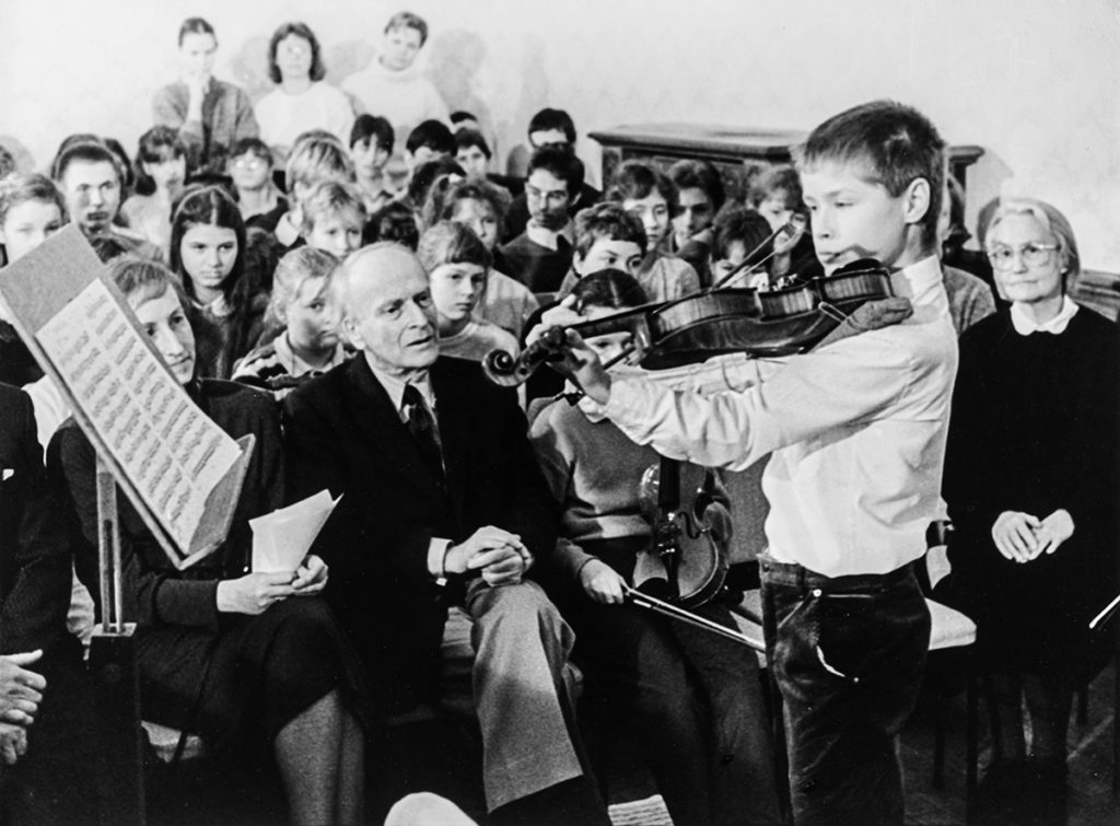 Jehudi Menuhin (Violinist, Bratschist und Dirigent) Bei Schülern der Landesmusikschule in der Rothermundvilla, ein Gespräch über seine Gedanken zu Musik, den Musikerberuf und zur Musikerausbildung. Er zählt zu den bedeutendsten Geigenvirtuosen des 20. Jahrhunderts