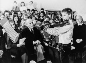 Jehudi Menuhin (Violinist, Bratschist und Dirigent) Bei Schülern der Landesmusikschule in der Rothermundvilla, ein Gespräch über seine Gedanken zu Musik, den Musikerberuf und zur Musikerausbildung. Er zählt zu den bedeutendsten Geigenvirtuosen des 20. Jahrhunderts