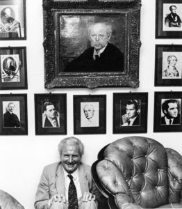 Sir Colin Davis – Ehrendirigent der Sächsischen Staatskapelle Dresden, Im Dirigentenzimmer der Semperoper zu Füßen aller in diesem Hause wirkenden Dirigenten